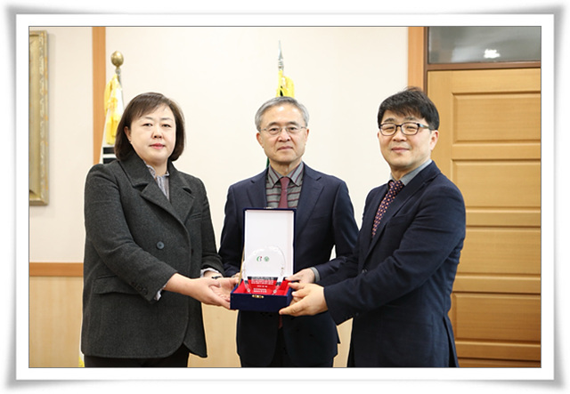대원대학교 재활운동과 교수와 김영철 총장 기념사진.jpg