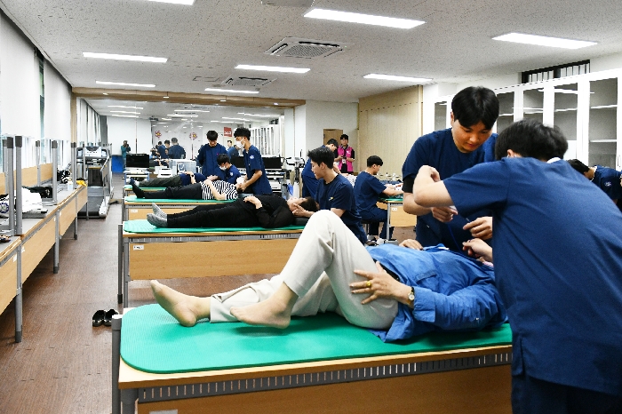 물리치료과 '세끝만사'2023 우수자원봉사자들을 위한 낙상예방 및 건강증진프로그램 진행 썸네일